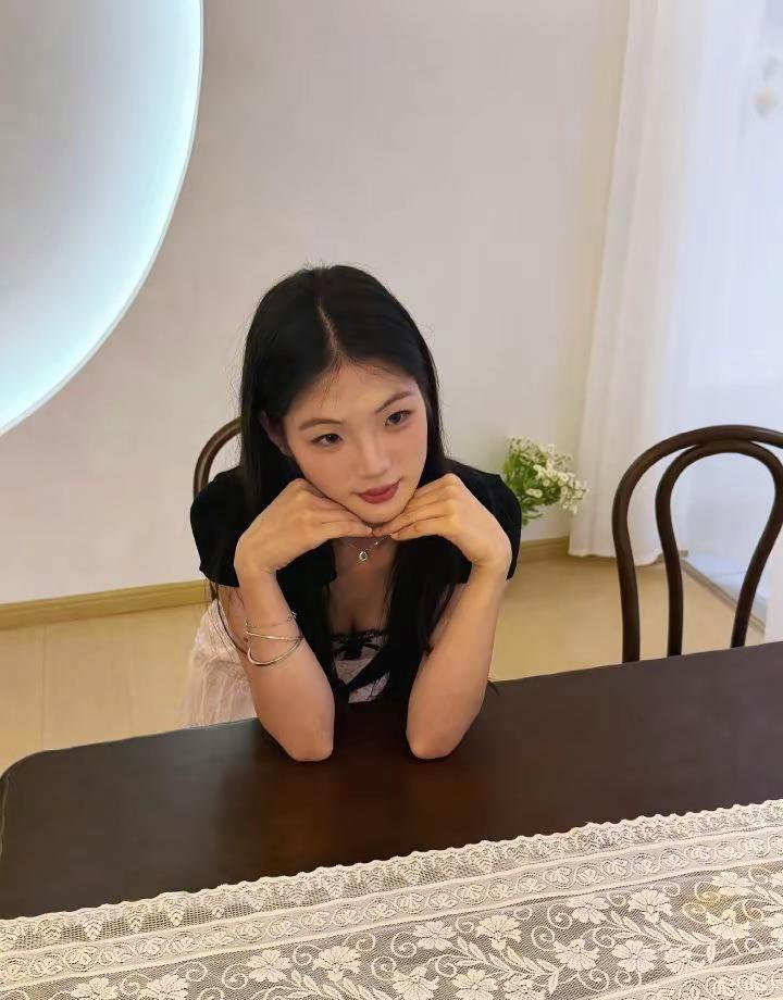年纪小 个子小 会泡面 下雨知道往家跑 周末 老派少女的ootd 女大 室内温柔