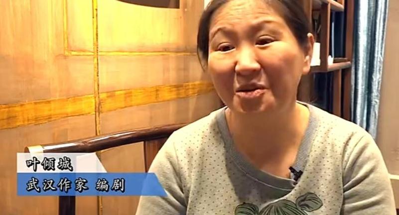 这几天作家叶倾城的一篇文章让人啼笑皆非。
文章很简单，就是她拿一瓶水想让一个陌生