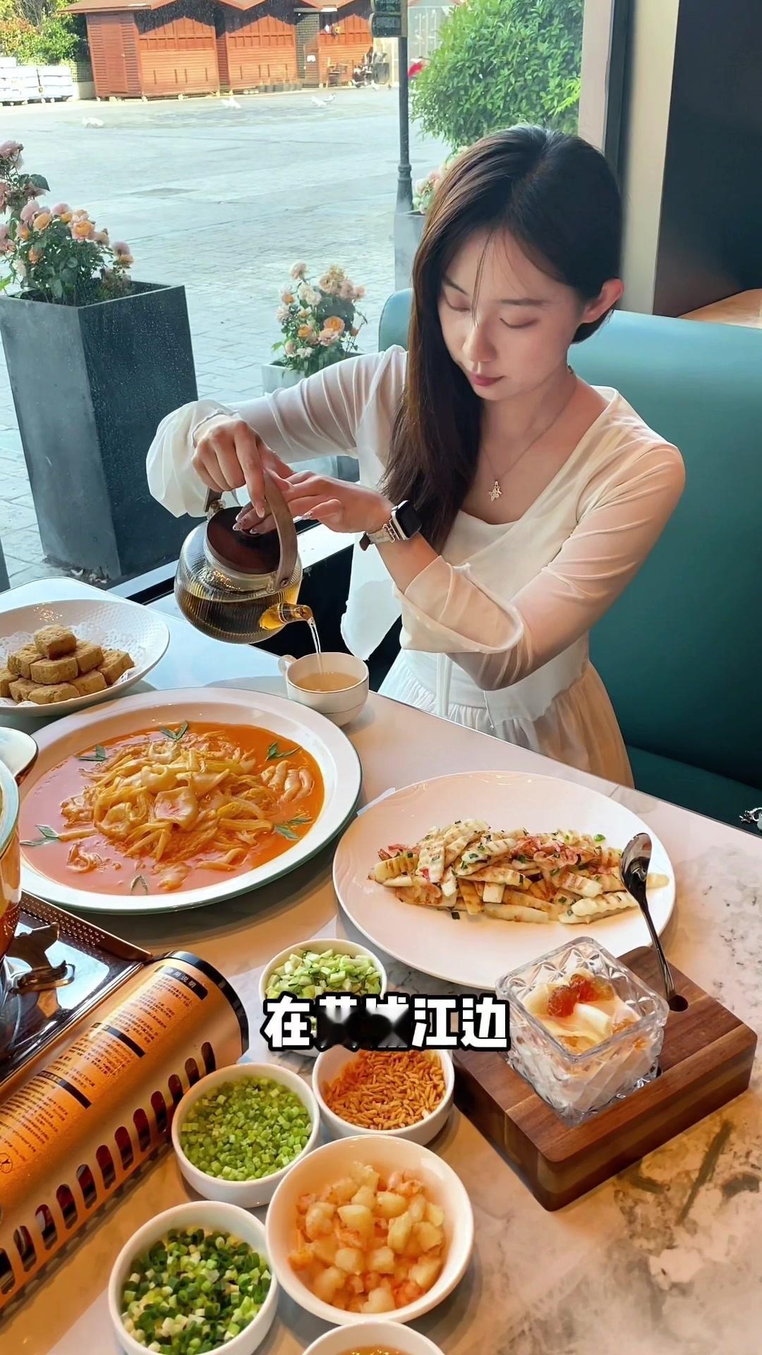 🎈地址：黄浦江边，菊门路。
🌇餐厅临江而建，占地万平的超大面积，环境好，服务