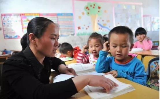 1994年，18岁的郜艳敏被人以2600元卖给了山村的刘老汉，付钱时，人贩子突然