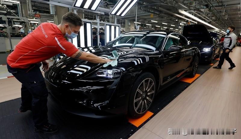 俄罗斯数百辆保时捷突遭“锁死”断电 俄罗斯这事儿太魔幻了！自11月28日起，多地