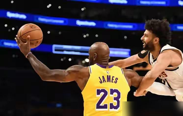 41岁的詹姆斯，昨晚差点起不来床。
 
赛后他自己承认，飞身扑救后浑身酸痛。上一