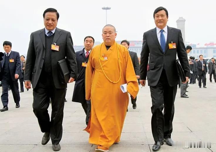 参政议政的释永信
图一图二，参加全国两会。
图三，与普京合影
图四，与成龙、刘德