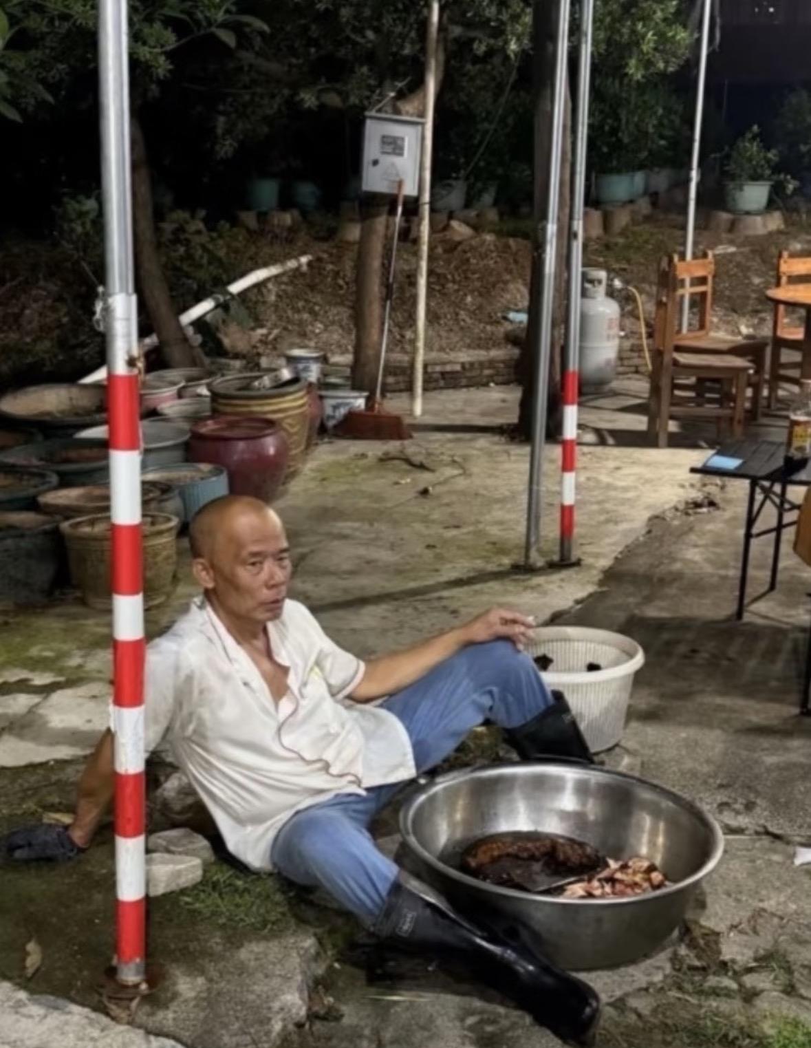 有没有人发现，
莫老板根本不爱赚钱，
他们家的房子都是红砖头，
窗户也是10年前