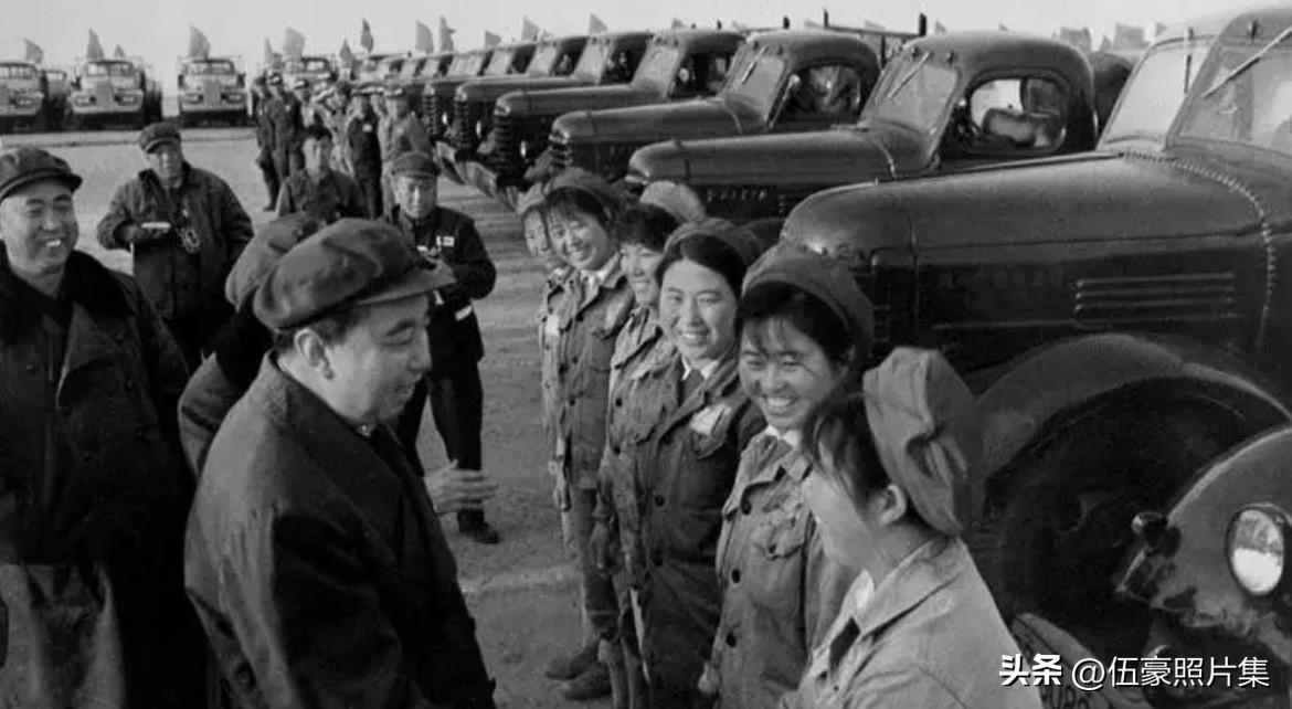 1977年4月19日，华国锋在观看女子车队司机的操作表演后，同她们面对面交流。当