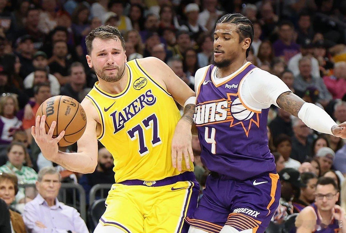 湖人vs太阳北京时间2月27日，湖人客场110比113不敌太阳遭遇三连败。太阳队