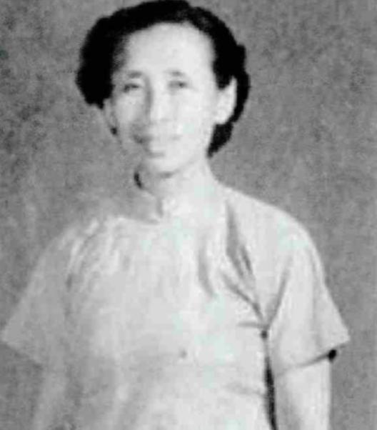 1932年，一个杂货铺老板娘白天出门倒垃圾，特务跟上去问她：“你这里面什么这么臭