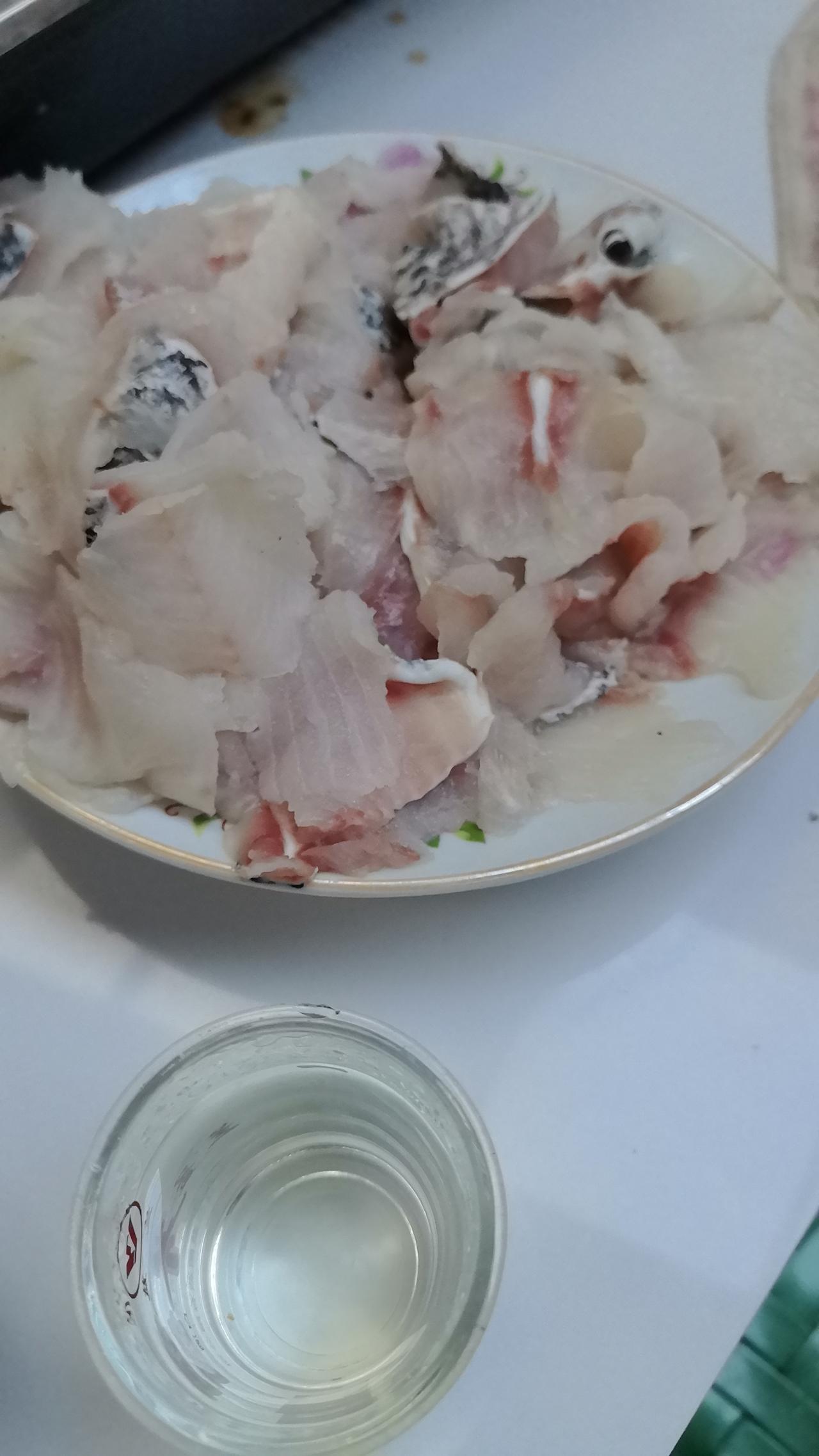 1.越不锋利的刀越是容易伤到手，可是再不锋利的刀，伤到手也是很疼的。
2.工欲善