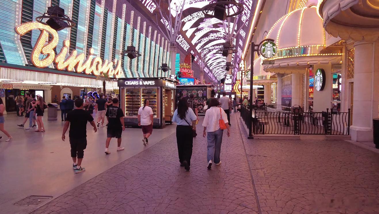 Vegas真是一个炎热，干燥，但随时充满活力的地方，Fremont Street