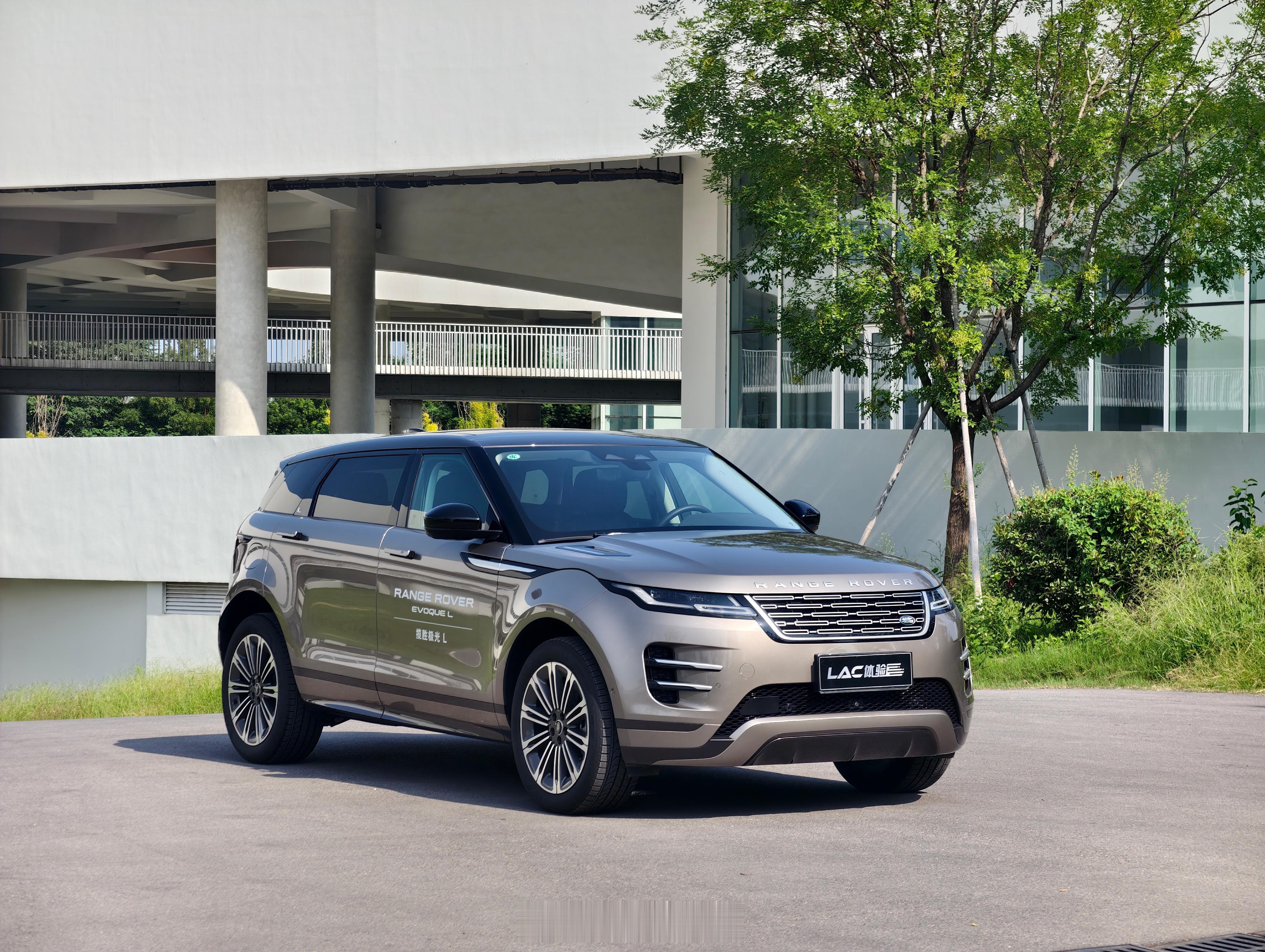 今天一早看见揽胜极光L 价格来到219,800了这是新年放了一个大招了！年轻人的