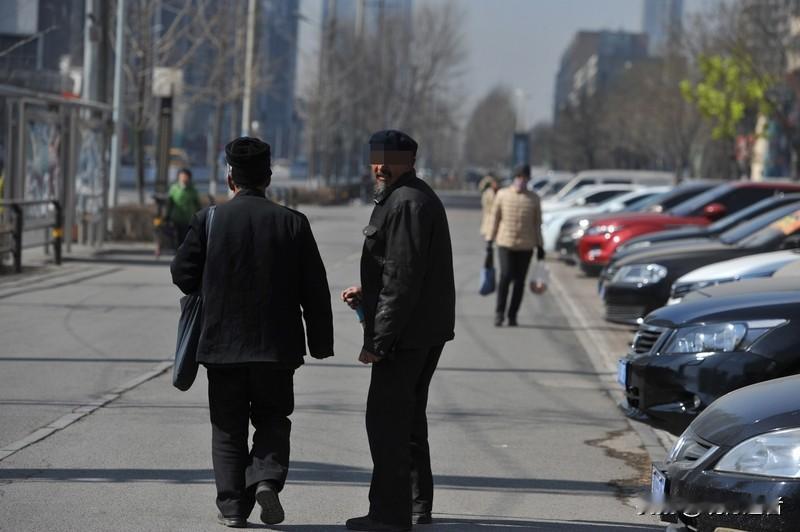 岁月沉淀的智慧光芒

走过漫长人生路的老者，最动人的不是浮华的外在，而是时光雕琢