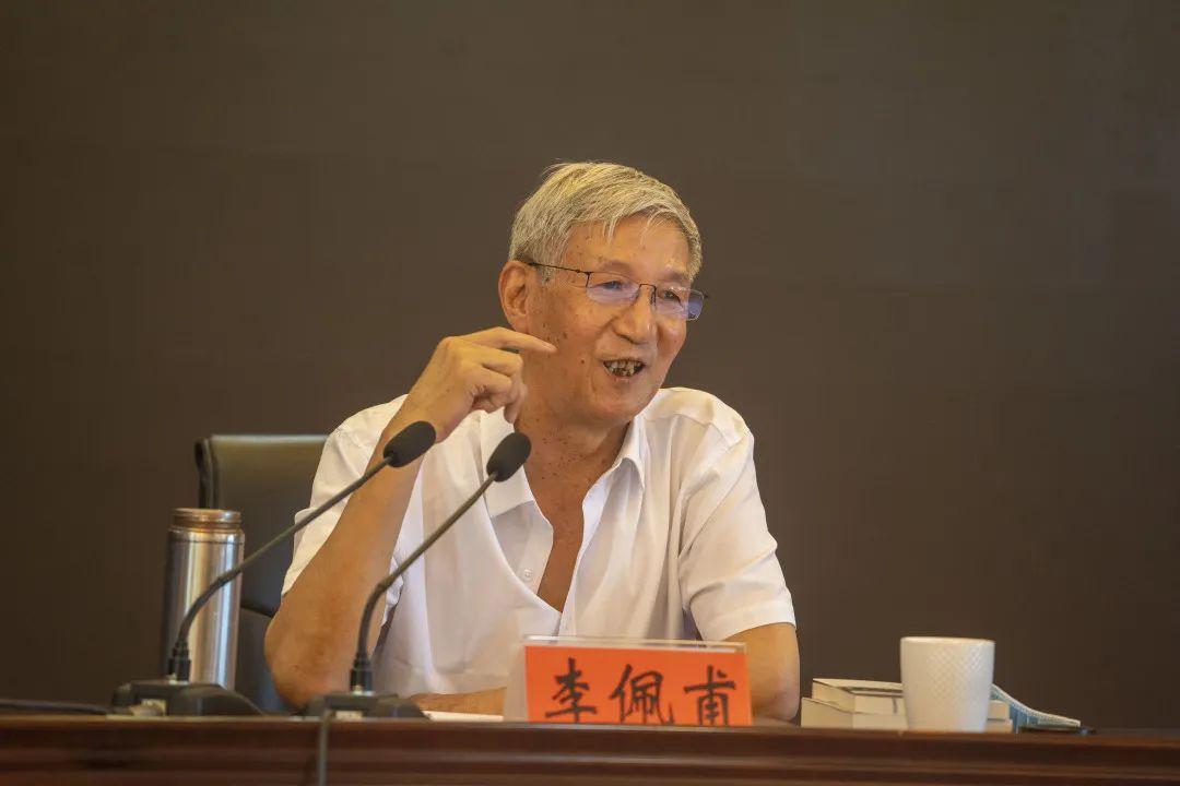 李佩甫自1978年起发表作品。1999年7月，他出版了长篇小说《羊的门》，并发表