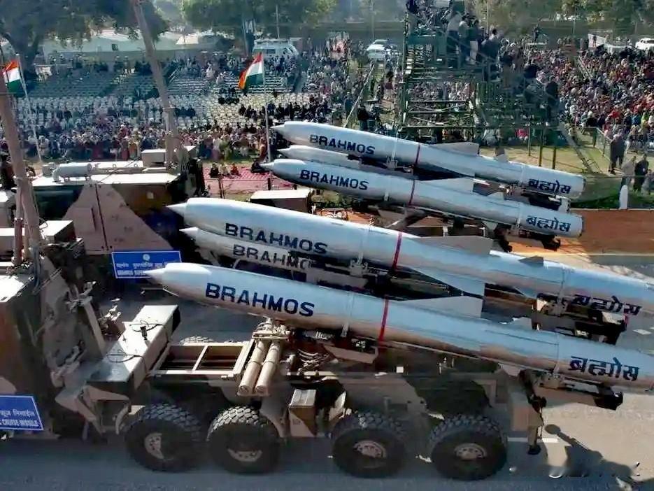 不自量力！福建舰入列当天，菲律宾亮出所谓的航母杀手锏，“布拉莫斯”导弹系统。
