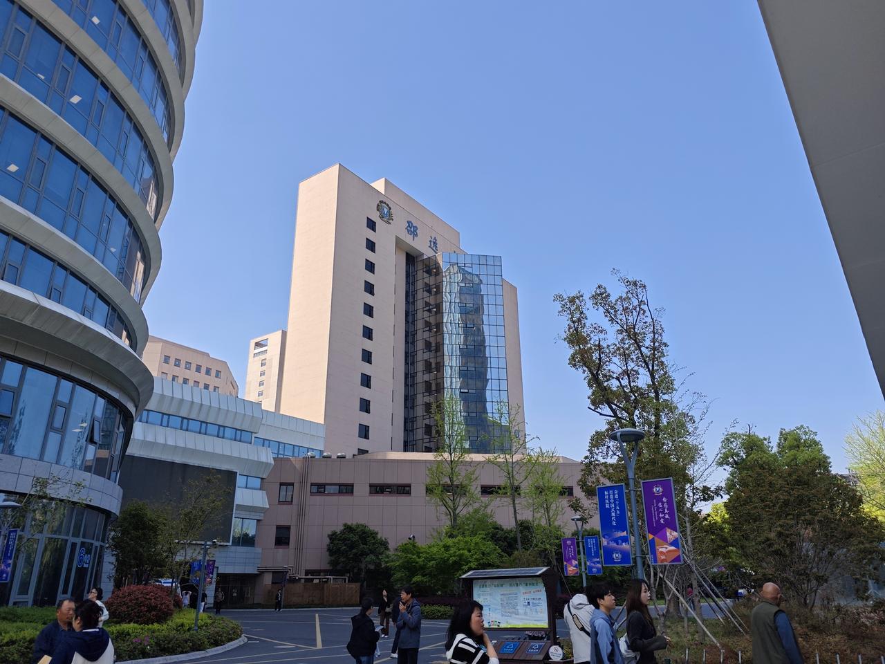 我的今日状态：😁轻松愉快
我这里的天气：☀️晴天

昨天家人身体抱恙，来到杭州