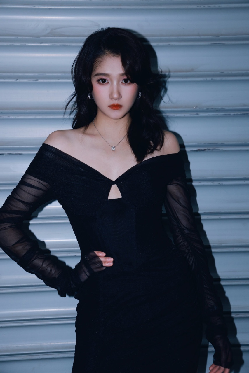 关晓彤[超话]关晓彤王牌侧拍花絮送达 ​关晓彤王牌秀场侧拍花絮送达，三套造型都好