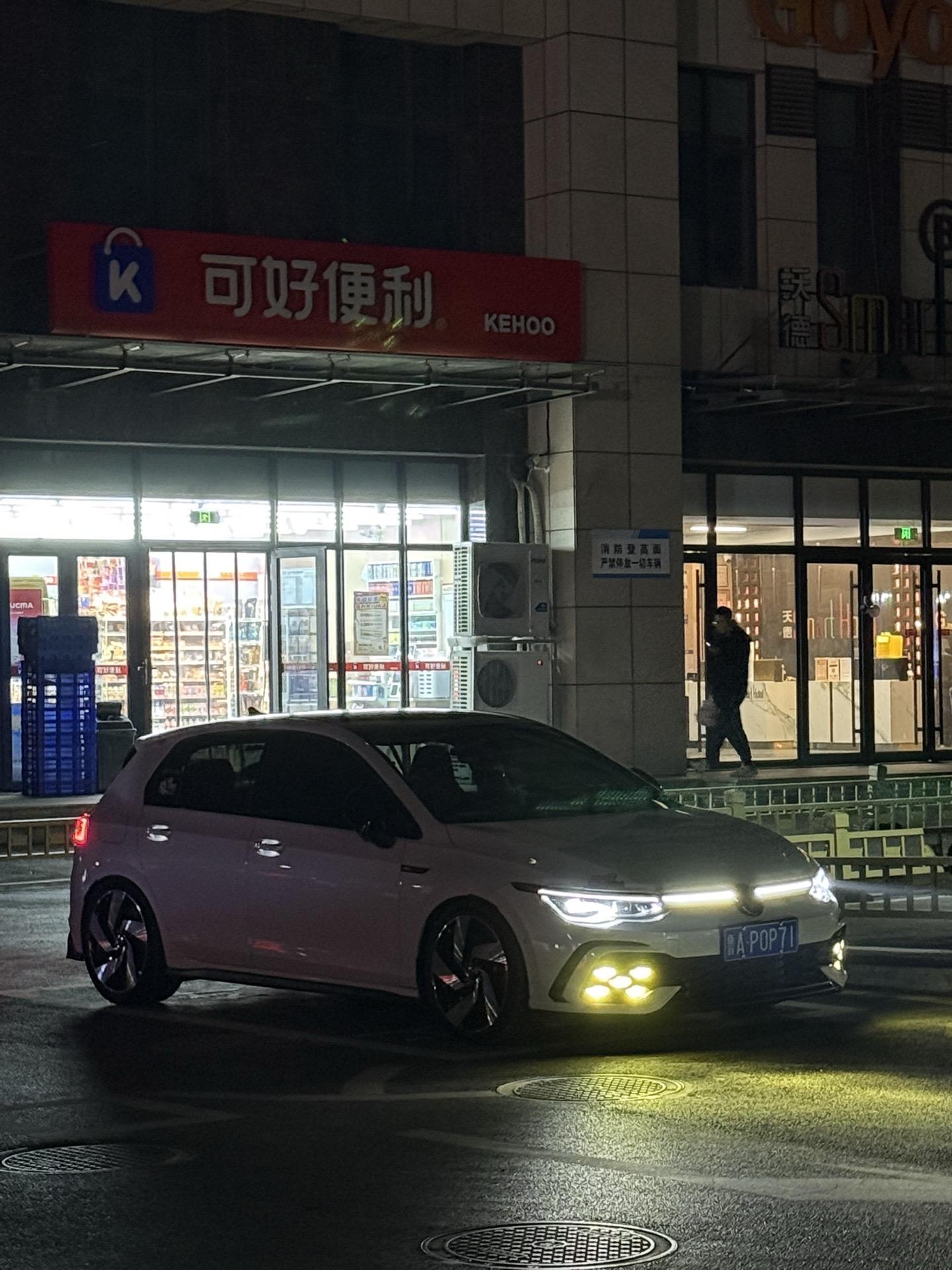 哇、谁的车这么帅