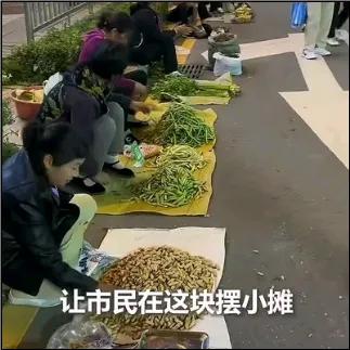 “吉林长白县，火到人民日报！”男子去长白县旅游，看到路边有很多菜贩摆摊，突然一辆