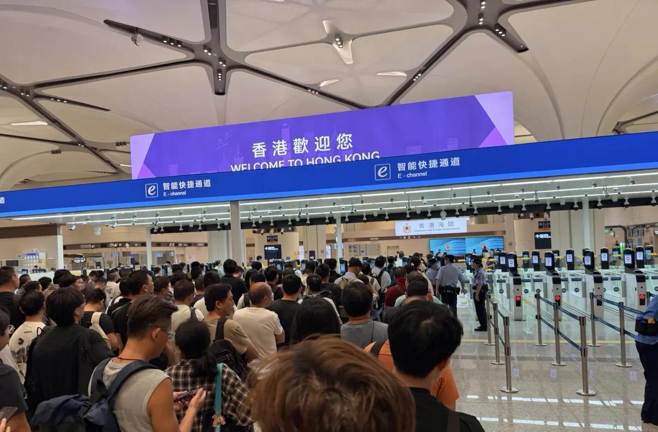 听说皇岗口岸有136个闸口？
结果只开放20个，其他为了省电不开是吧？[捂脸][