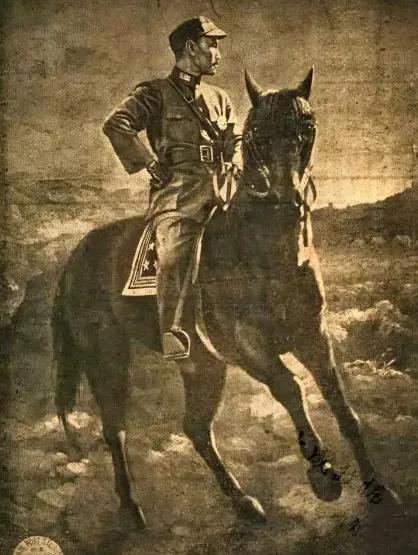 图1：1939年7月10日，蒋介石骑着战马效仿拿破仑，看见远处的日军还是犯怵了
