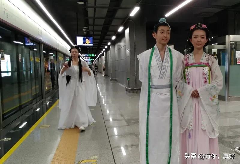 七律   鹊桥抒怀
九天云外鹊桥飞，比翼时空梦不违。
月照银河千古泪，霞裁玉宇万