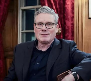 英国首相斯塔默“投喂”给了世界三句话！
第一句：中国不是“正在崛起”，是“已经崛