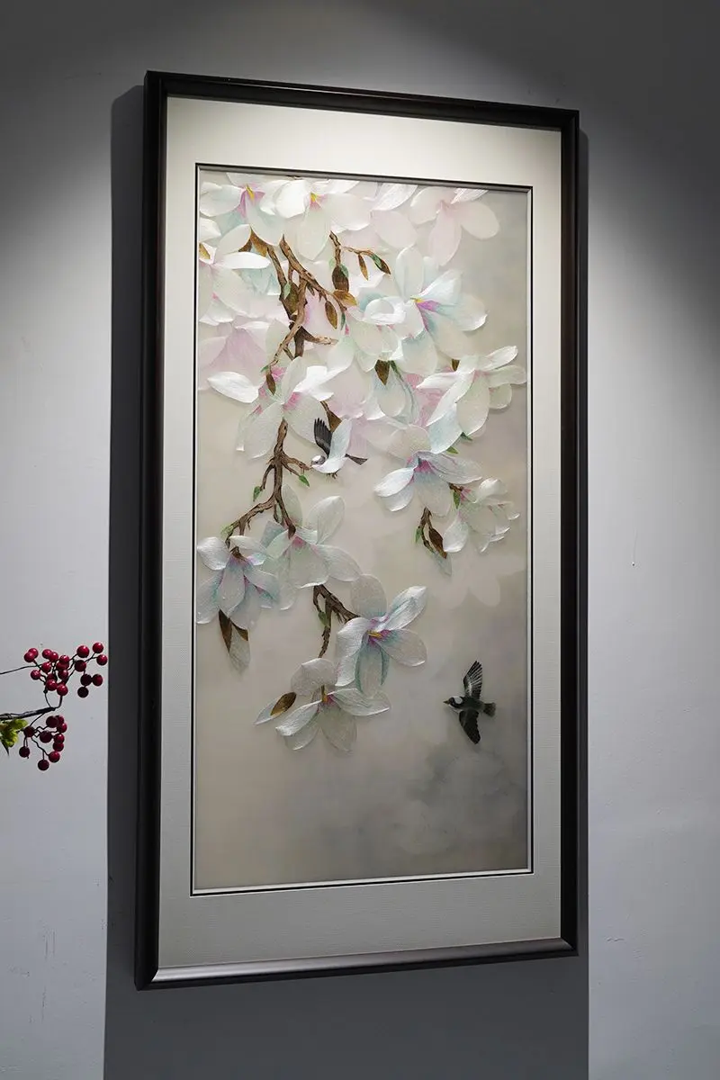 丝线成花，玉兰的东方雅致 玉兰花瓣用套针层层晕染，从纯白到粉蓝的渐变自...