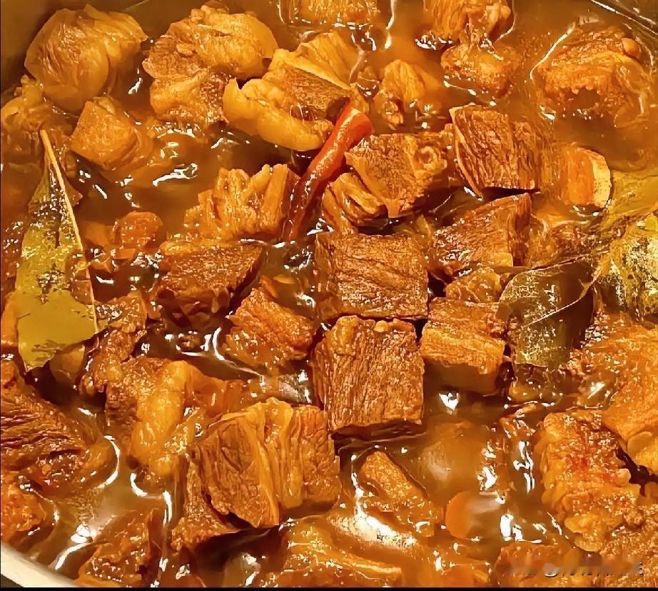 天冷就爱吃炖牛肉。肉块炖得油亮红润，咕嘟咕嘟浸在浓汤里，香叶、辣椒的香气满满散开