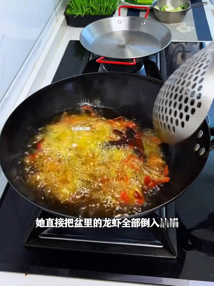 这是小姐姐用镜头纪录下的温馨一幕。小姐姐在家做麻辣小龙虾时，突然发现一只小龙虾差