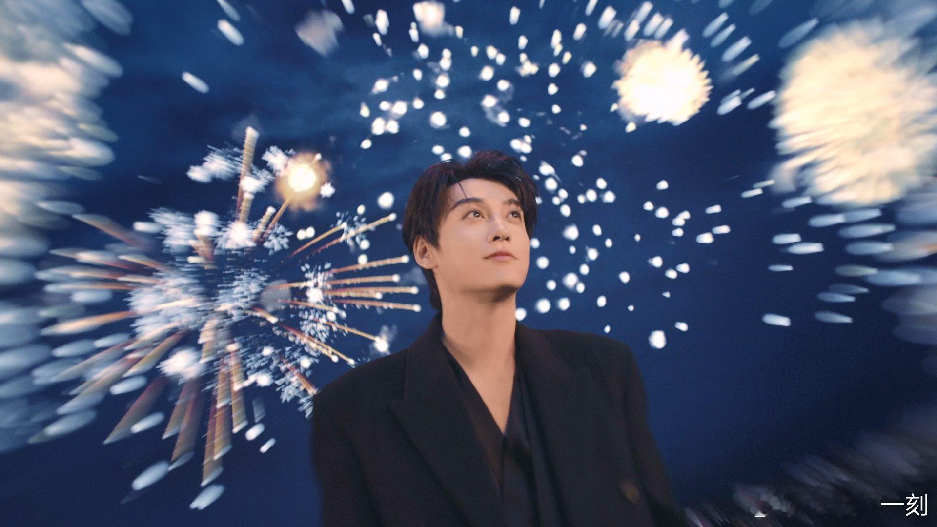 田栩宁首个彩妆代言 品牌太懂高级感了！用夜幕烟火做背景，田栩宁立于其中宛如电影男