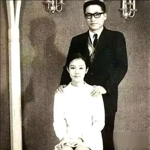 那一年，李敖和初恋女友分手，当天夜里，对方把内裤送给了他。多年以后，李敖在回忆录