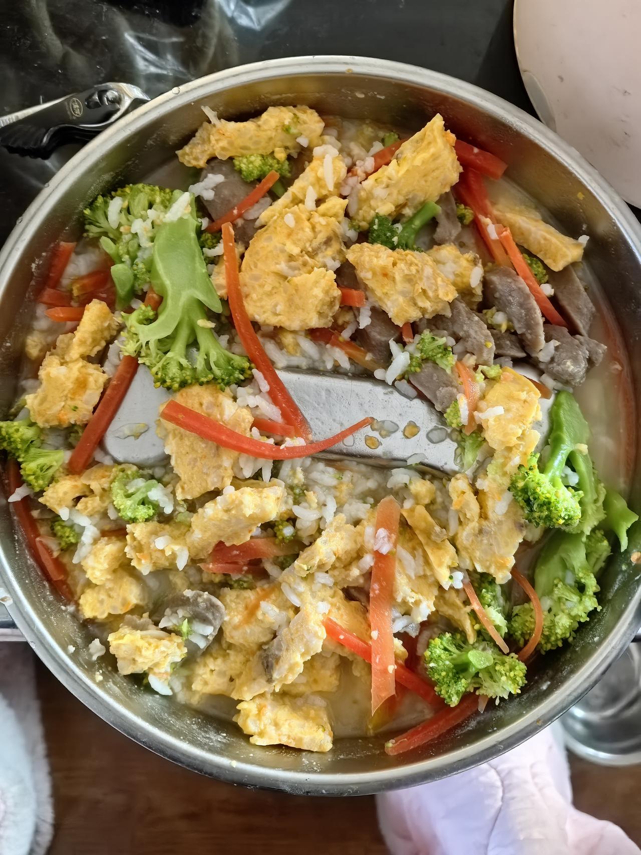 晒图片，请大家检查一下途途的一日三餐。
请从色香味上进行评价一下。