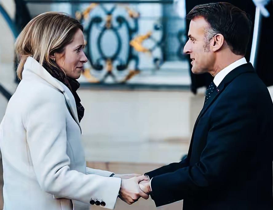 欧盟外长卡拉斯双手握着马克龙的手，看向马克龙的眼神是什么意思呀？
卡拉斯和马克龙