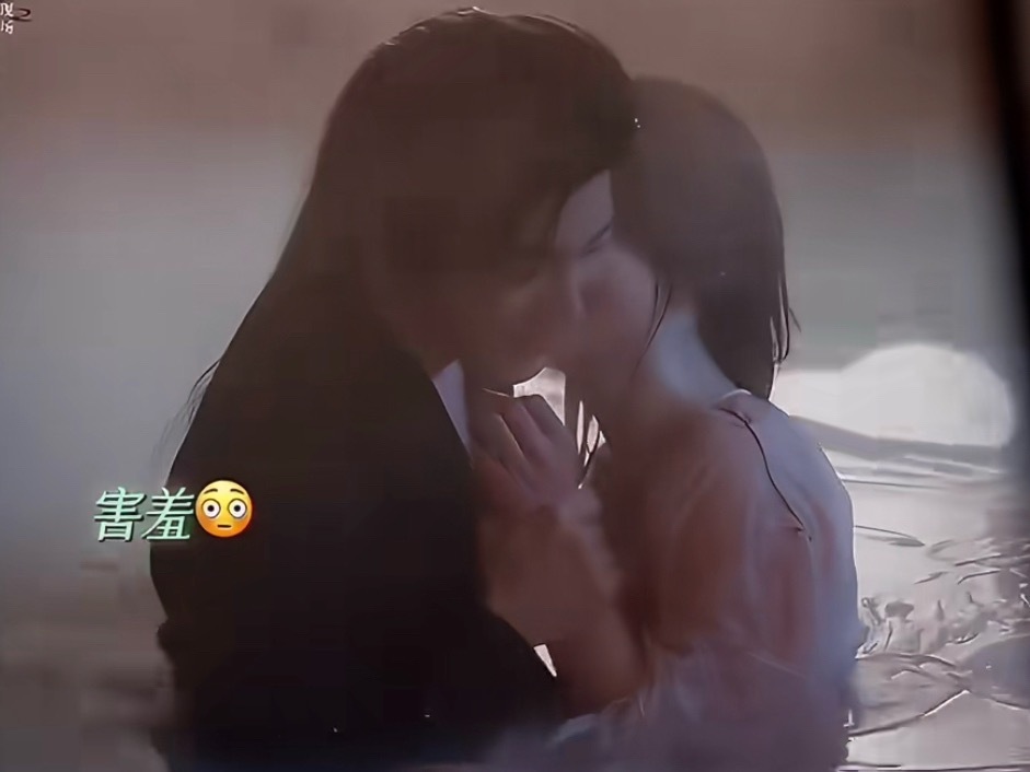 谁懂，这里好暧昧呼吸都纠缠在一起了吧…侯明昊你一定要绷住 