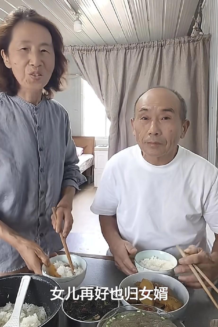 刘宁父母发视频吐槽闺女
称“女儿再好也是女婿的”
言外之意就是光顾着男友不管老人
