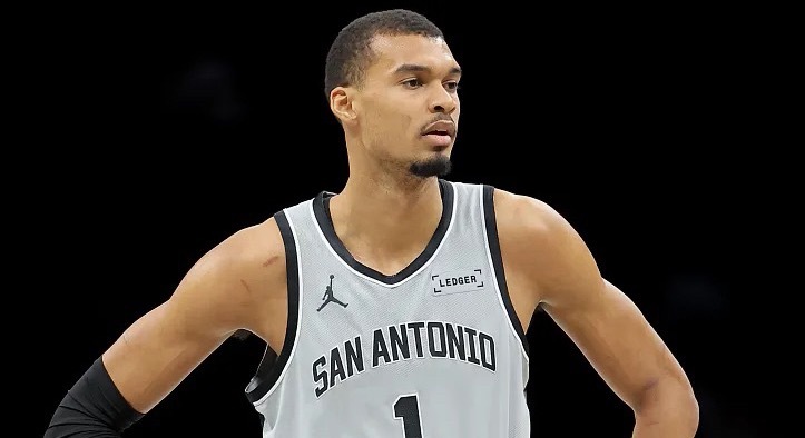 NBA常规赛继续进行，马刺今天在客场对阵热火。比赛进行至第三节，文班亚马已经送出