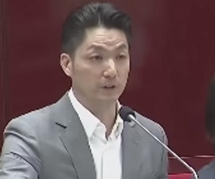 面对民进党批评，台北市长蒋万安今日受访时做出回击。蒋万安表示，台湾民众不是无知，