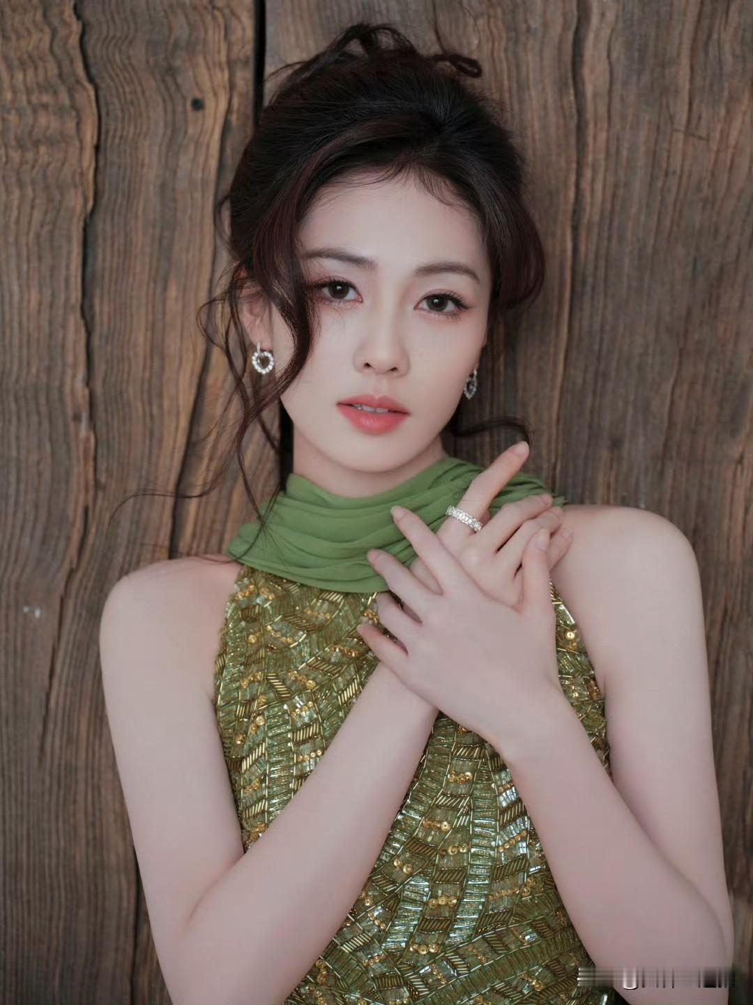 优雅复古风，绿意盎然与金色交织的迷人魅力