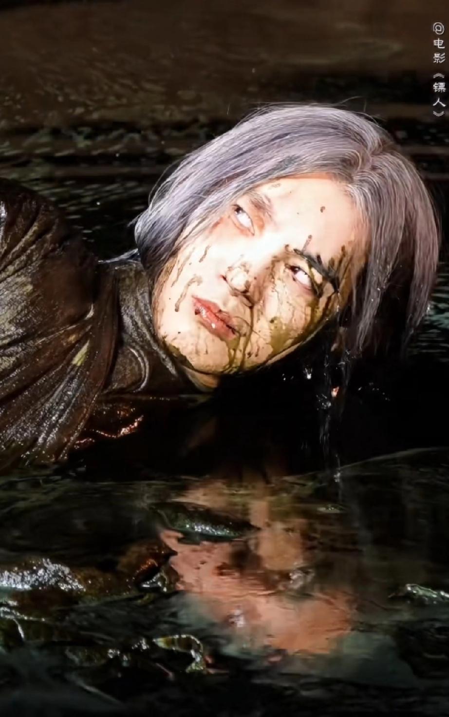 于适这波赶上“潮流”了，网友说他洗的是富豪澡

最富豪的人，洗澡都用火油[泪奔]