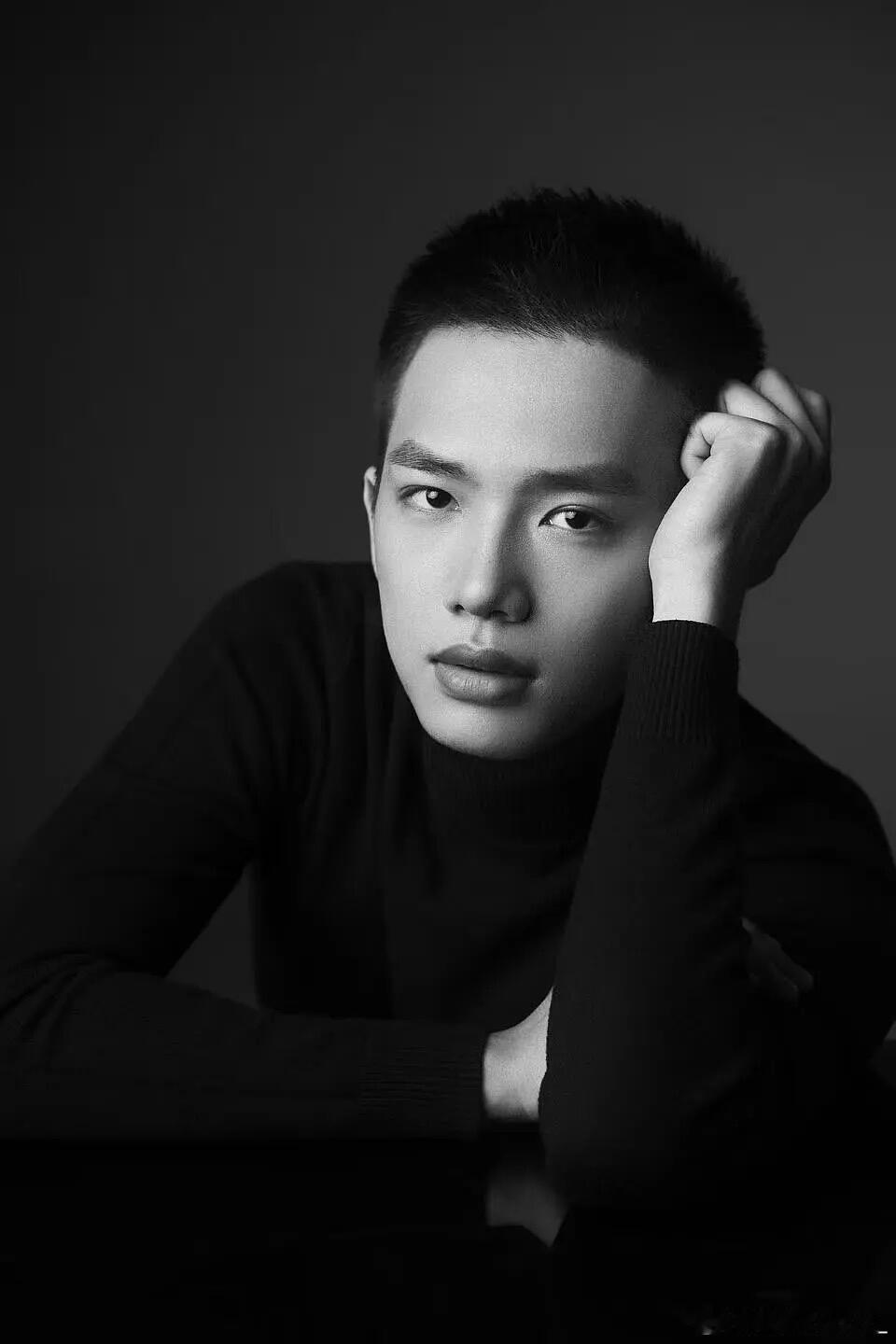 王彦桐时尚首封 凭《给阿嬷的情书》郑木生圈粉无数，如今解锁人生首本时尚杂志，自带