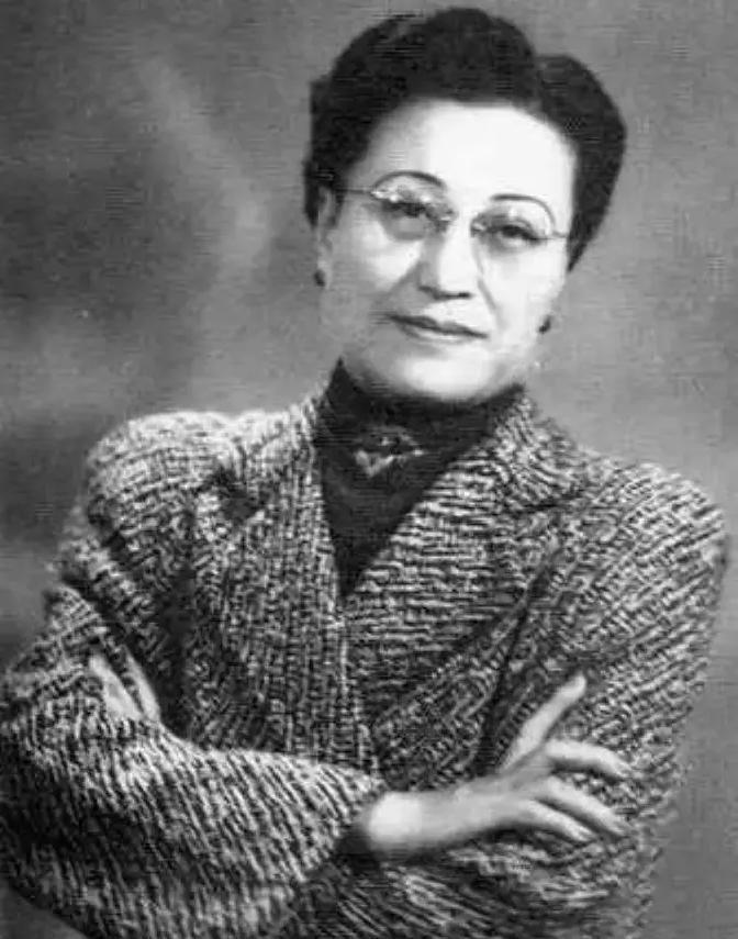 1927年前后的上海，陈洁如陪蒋介石到宋霭龄家吃鸽子宴，原本只是一次家宴，却让她