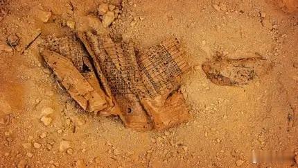 古老日志揭示埃及人是如何建造吉萨金字塔② 洞穴中的宝藏：资料显示，胡夫去世后，瓦