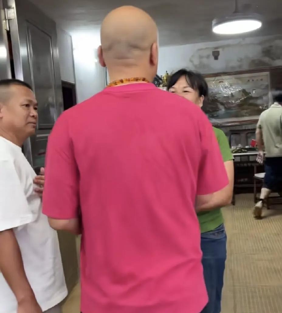 去全红婵家做客，全爸全妈用七道菜暖到心底，白切鸡烧猪手摆上桌
广东台主持人卢俊宇