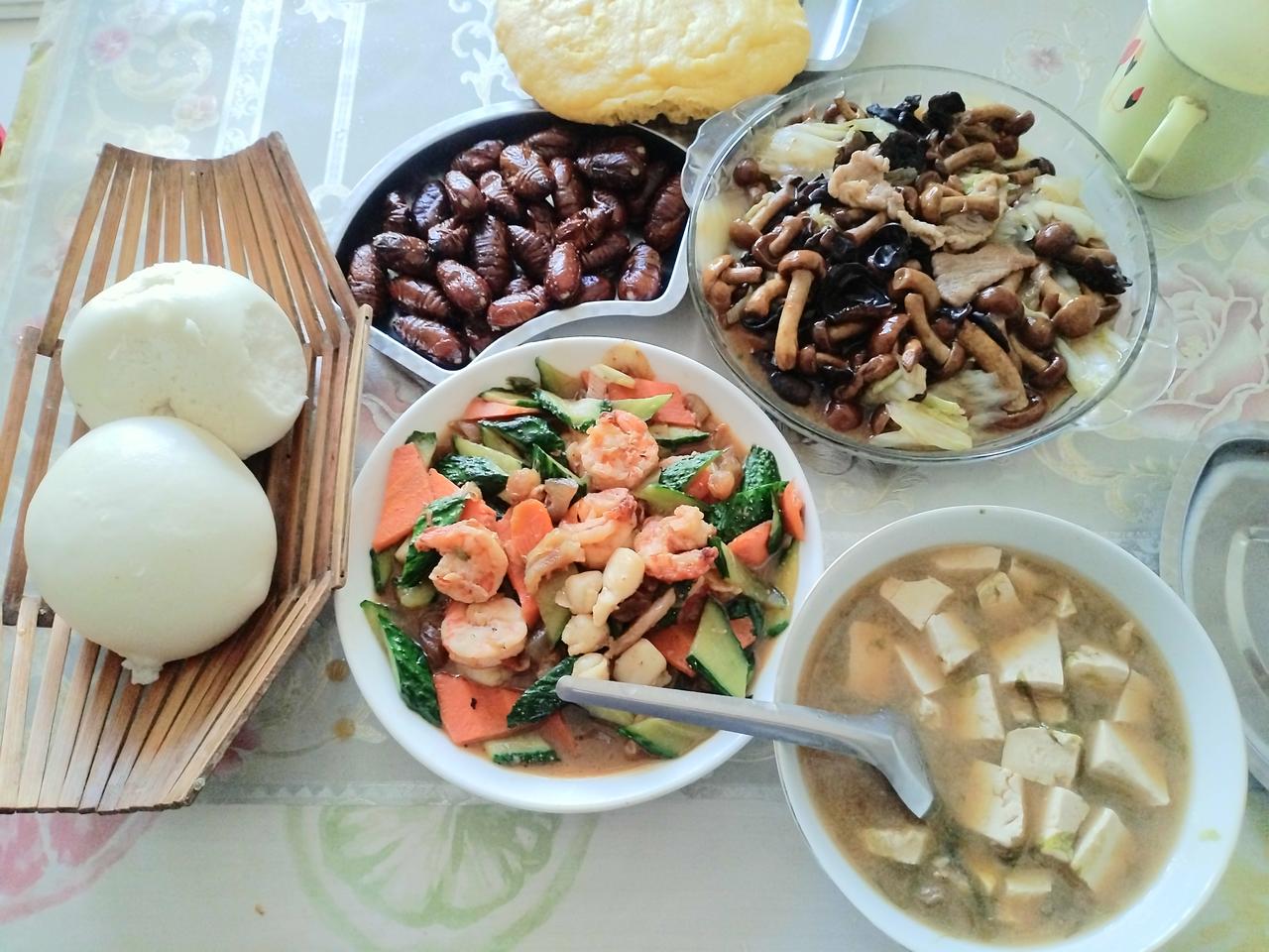 一个家庭的生活料理，代表着他们的生活状态和思想意识。
年过七十的我和老伴儿，早已