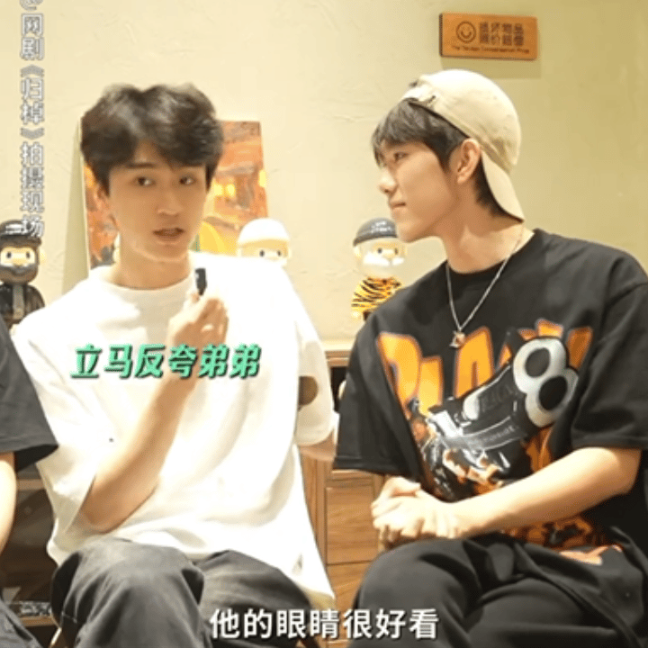 对视是人类不带欲望的精神接吻 