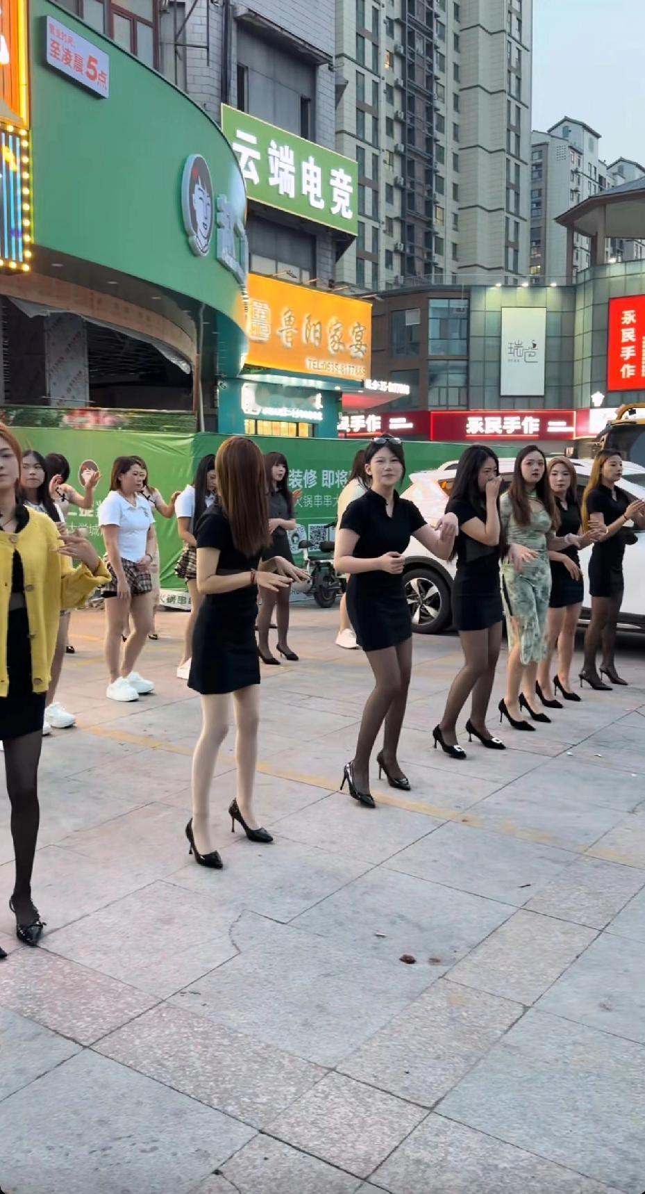 大家发现没，好看的都在第一排[机智]