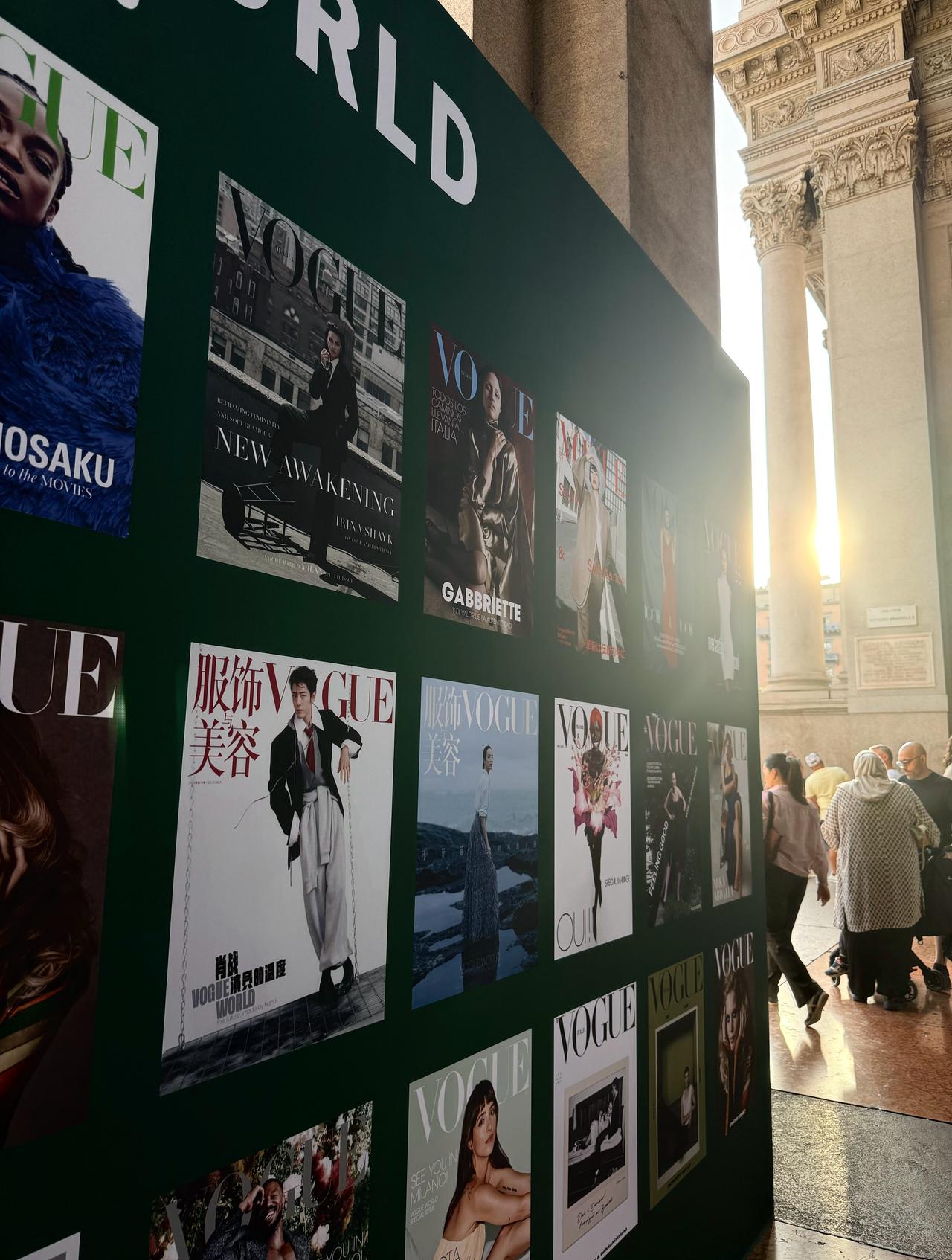 战地记者来了。VOGUE WORLD展板旁边明天还会有展览亭展示杂志，全球每个国