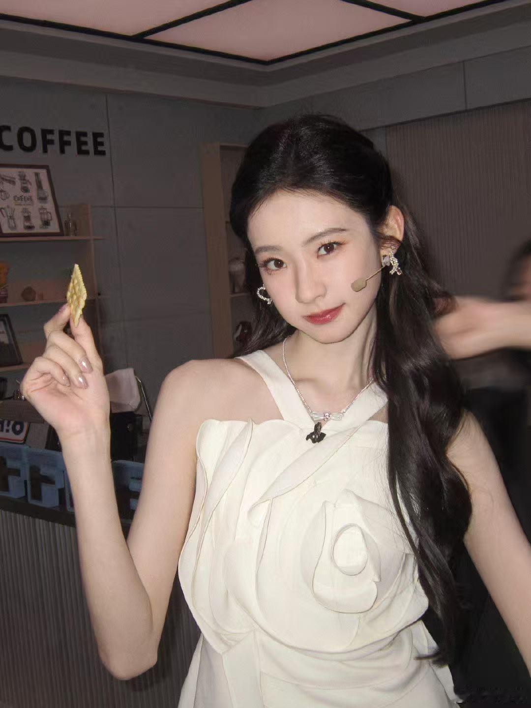 张艺凡张艺凡chua地一下撞飞范丞丞猝不及防！张艺凡一个猛冲，直接把范丞丞撞出镜