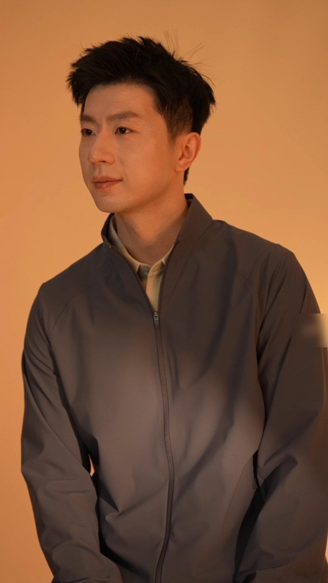 马龙刘诗雯北京三里屯同框在三里屯看到了马龙是谁的青春同框了，三里屯直击龙枣兄妹，