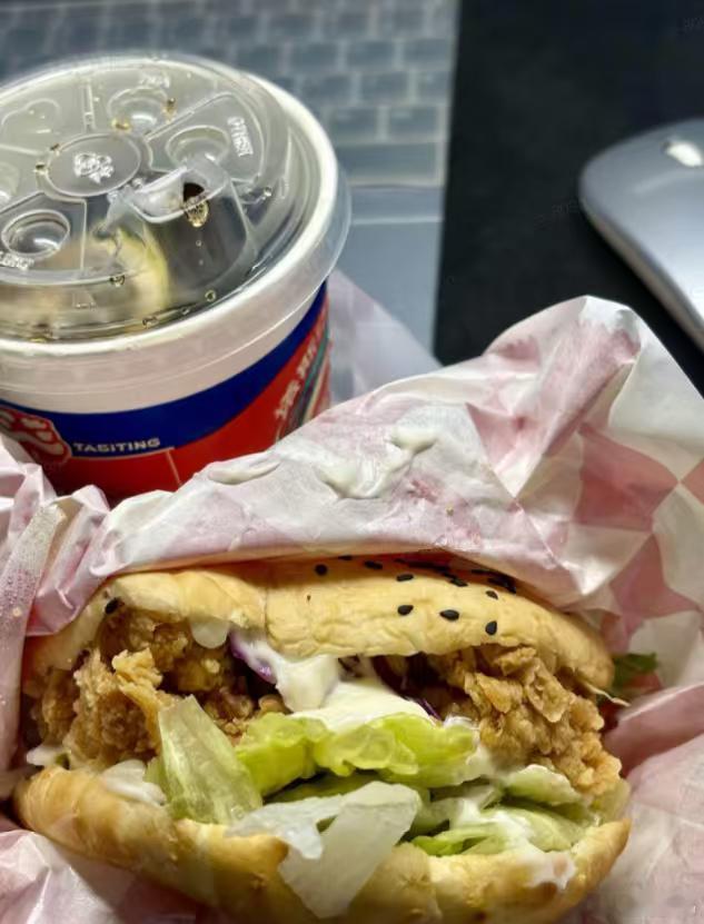 塔斯汀就要吃酱多多版本！每次吃塔斯汀都要备注多菜多酱，谁懂多菜多酱有多好吃！塔斯