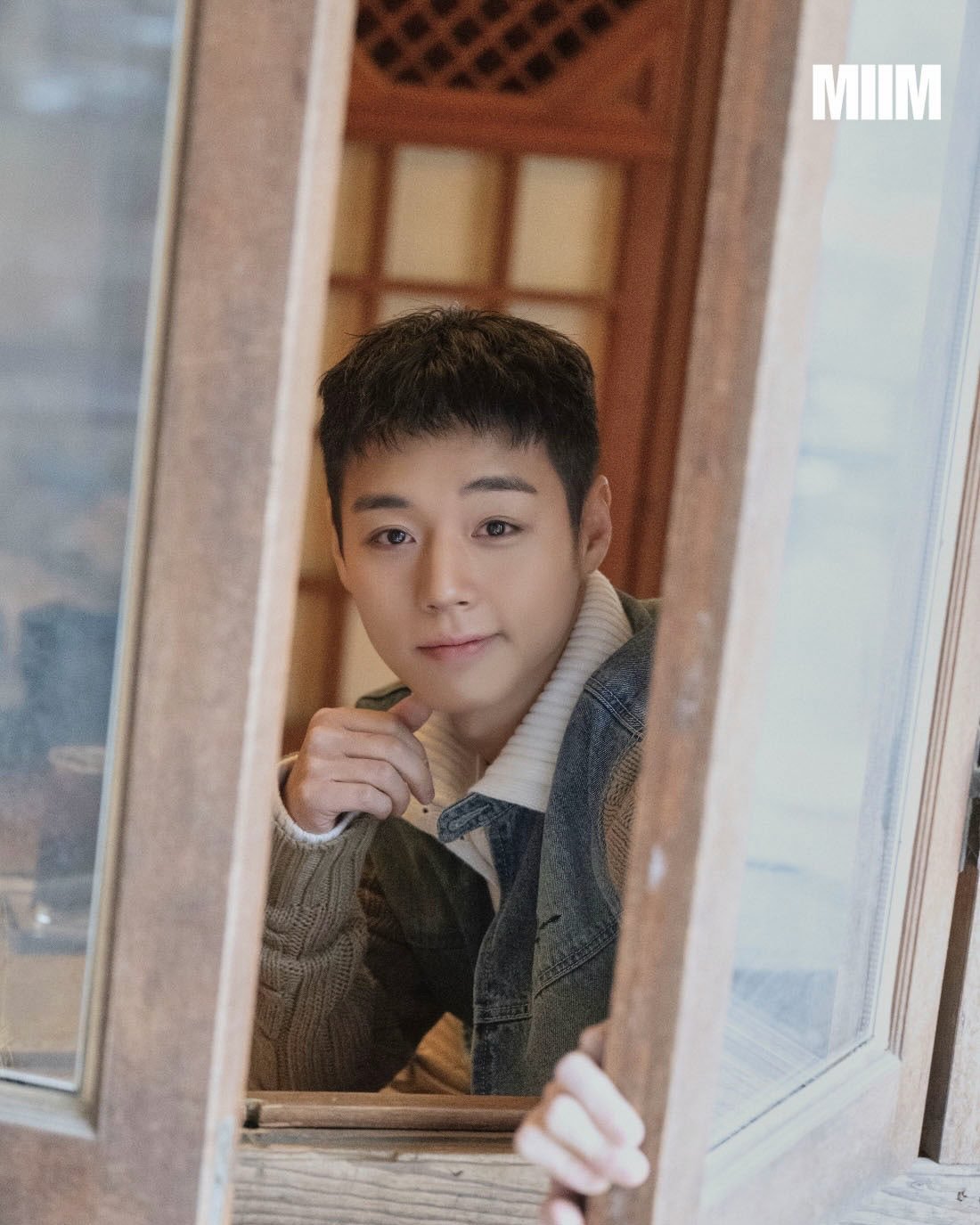 热帖，今天公开的朴志训画报，这个眼神！ 